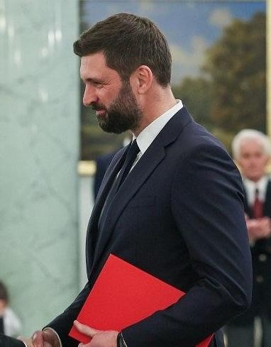 Dyplom ukończenia studiów magisterskich z filozofii na Uniwersytecie Gdańskim.