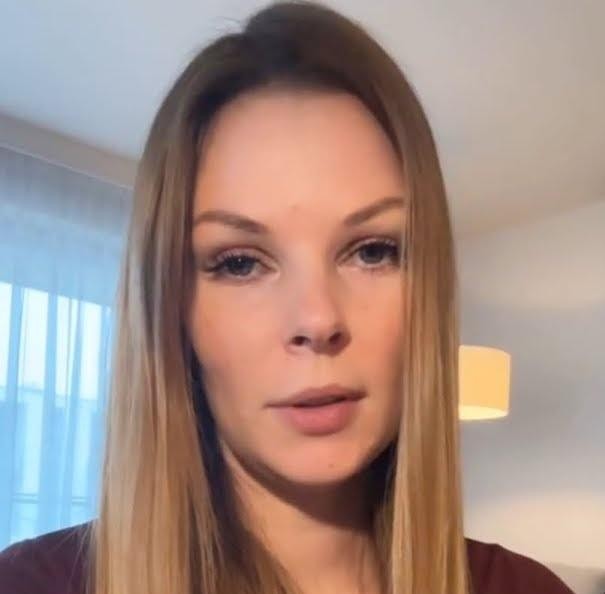 Małgorzata Tomaszewska uśmiechnięta, trzymająca smartfon, symbolizująca jej aktywność na Instagramie.