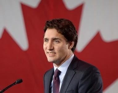 Justin Trudeau aktywnie uprawiający jedno ze swoich hobby: jeżdżący na snowboardzie na zaśnieżonym stoku.