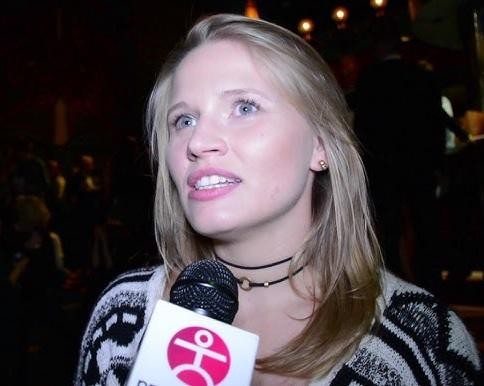 Natalia Rybicka w dynamicznej pozie podczas występu w tańcu nowoczesnym, ukazując jej zwinność i grację.