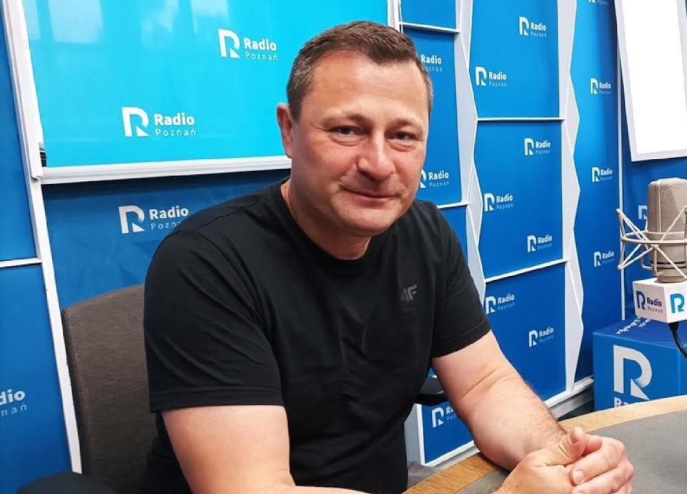 Krzysztof Paszyk podczas aktywnego wystąpienia w parlamencie, gestykulujący, co podkreśla jego zaangażowanie w procesy legislacyjne.