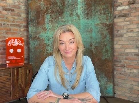 Martyna Wojciechowska podczas jednej ze swoich podróży, ukazana w dynamicznej pozie, symbolizującej jej aktywną karierę i pasję do eksploracji.
