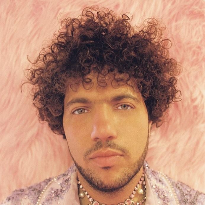 Benny Blanco w studiu nagraniowym, skupiony na pracy przy konsolecie.