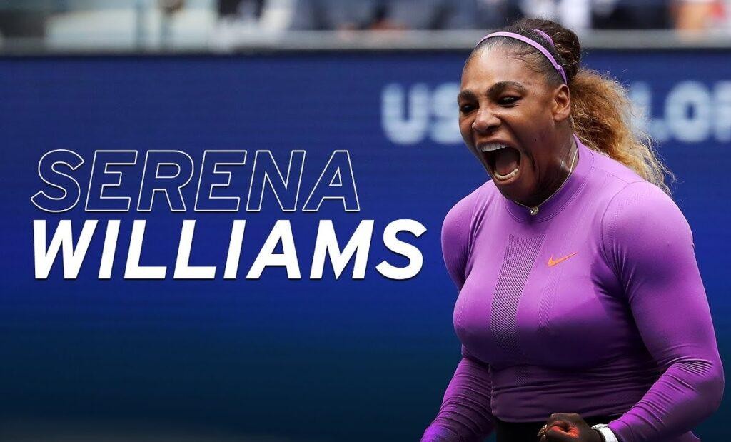 Serena Williams wykonująca potężny serwis na korcie tenisowym, z widoczną dynamiką ruchu.