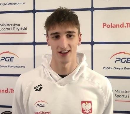 Ksawery Masiuk w zamyślonej pozie, symbolizującej jego poświęcenie dla sportu i edukacji.
