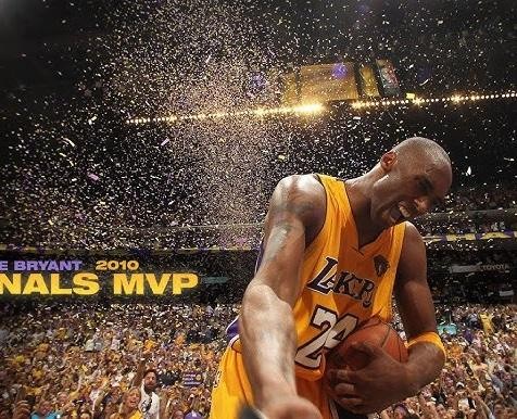 Koszulki Kobego Bryanta z numerami 8 i 24, symbolizujące jego dziedzictwo w Los Angeles Lakers.