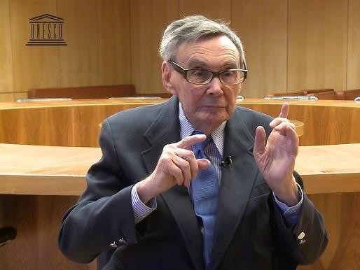Marian Turski wygłaszający przemówienie, z wyrazem głębokich emocji, symbolizujący pamięć o Holokauście i walkę z obojętnością.