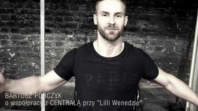 Bartosz Porczyk w dynamicznej scenie teatralnej, ukazujący intensywność i emocje podczas występu na scenie.