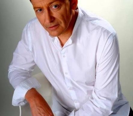 Jacek Borkowski w domowym zaciszu, przygotowujący posiłek, co podkreśla jego zaangażowanie w życie rodzinne.
