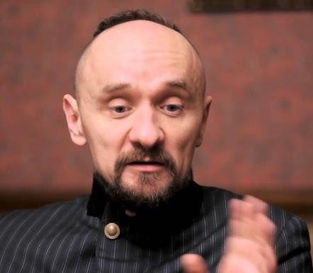 Koncepcyjne przedstawienie kariery Jana Klaty, łączące scenę teatralną z symbolami dziennikarstwa muzycznego, felietonistyki i reżyserii telewizyjnej.