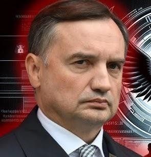 Zbigniew Ziobro w prywatnej chwili, z zamazanym tłem, sugerującym jego życie rodzinne i zamiłowanie do prywatności.