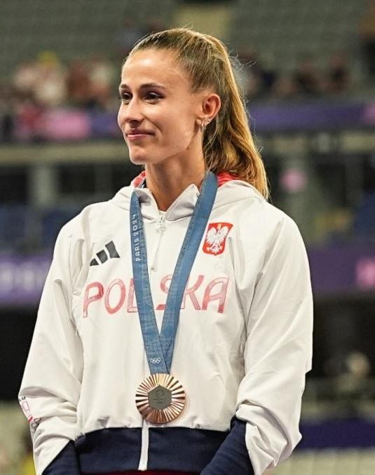 Natalia Bukowiecka w trakcie biegu na 400 metrów, zdeterminowana i skupiona, ukazująca wysiłek podczas zawodów.