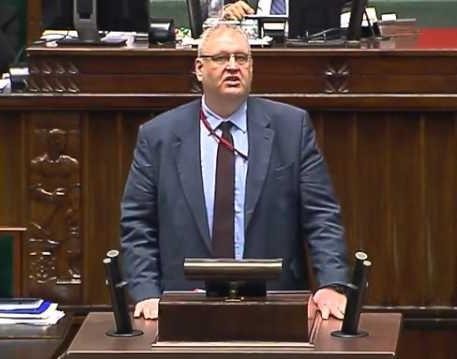 Symboliczne przedstawienie kariery i osiągnięć zawodowych Bogdana Romana Święczkowskiego w polskim wymiarze sprawiedliwości.