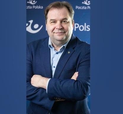 Sebastian Mikosz w kontekście biznesowym, symbolizujący jego rolę jako strategicznego lidera i negocjatora w branży lotniczej, być może z subtelnymi elementami nawiązującymi do lotnictwa w tle.