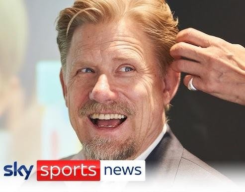 Peter Schmeichel w akcji, wykonujący paradę bramkarską w meczu Manchesteru United, ukazujący jego dynamikę i determinację.