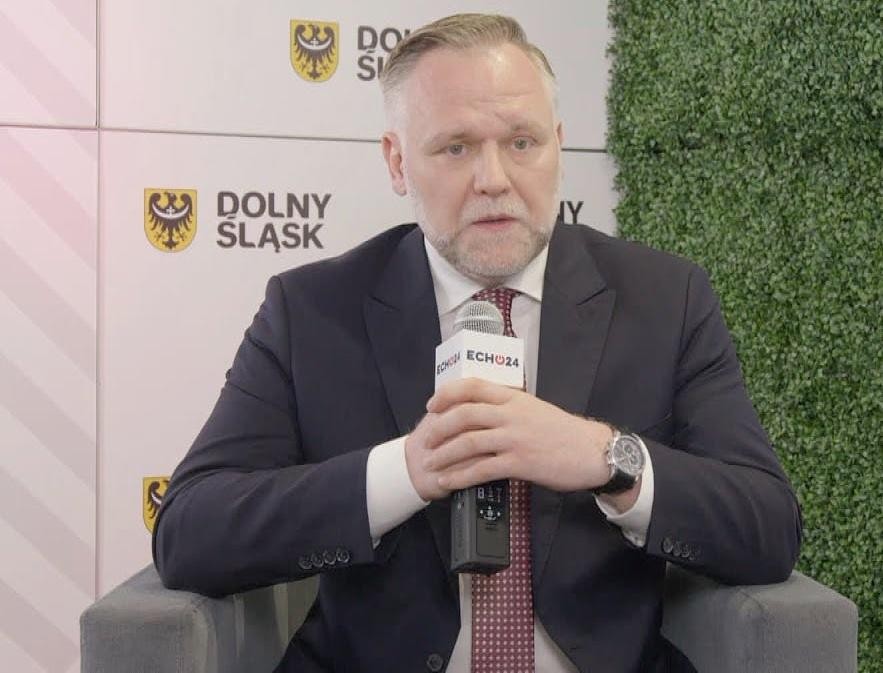 Dawid Jackiewicz z żoną Anną i synami Natanem i Samborem, uśmiechnięci w domowym otoczeniu.