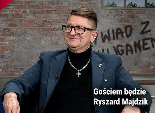 Ryszard Majdzik podczas publicznego wystąpienia lub manifestacji, symbolizujący jego działalność jako aktywisty i polityka.