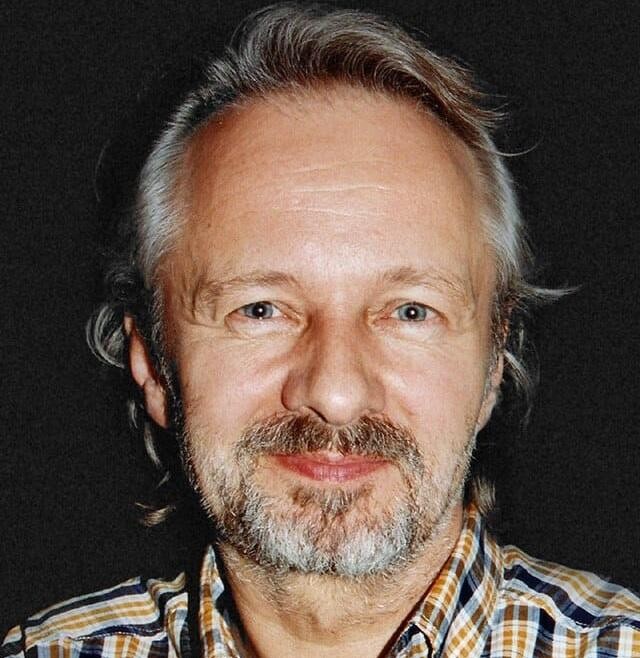 Kolaż zdjęć przedstawiający Krzysztofa Stroińskiego w jego najbardziej znanych rolach filmowych i teatralnych, ilustrujący różnorodność jego kariery aktorskiej.