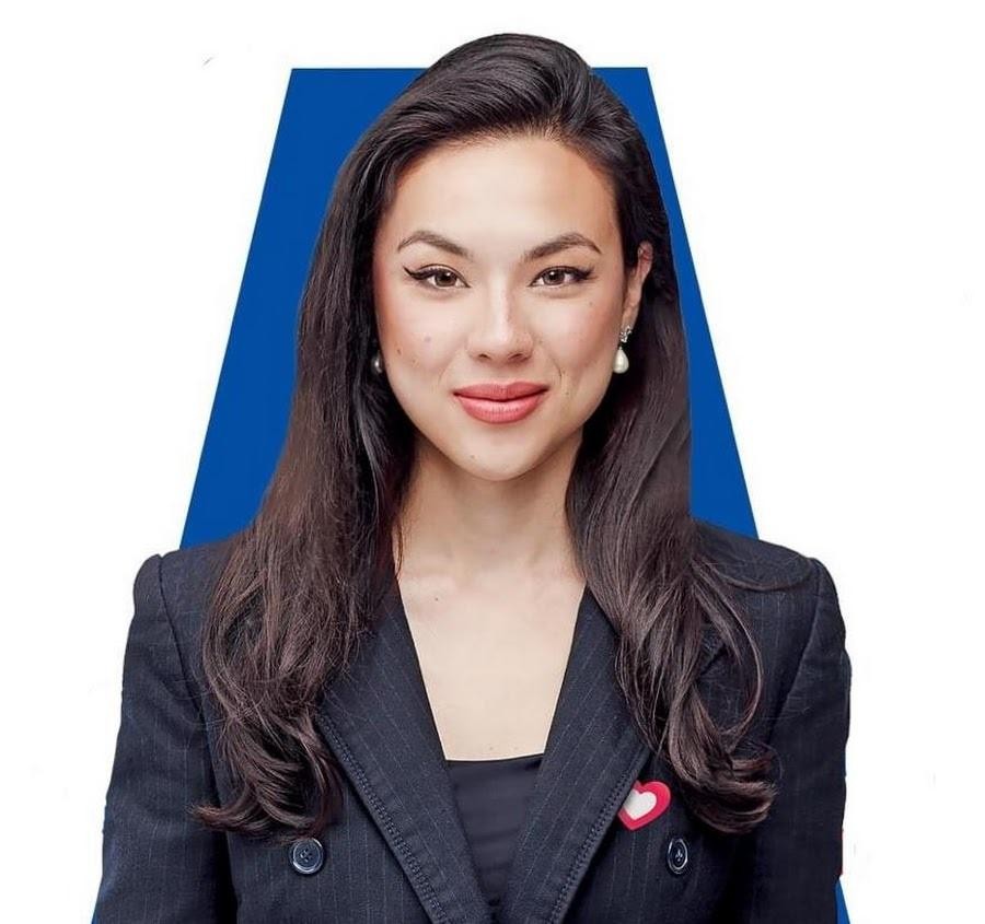 Aleksandra Wiśniewska, laureatka nagrody Forbes „25 under 25”, aktywnie zaangażowana w działalność społeczną i ochronę klimatu, podczas wydarzenia publicznego.