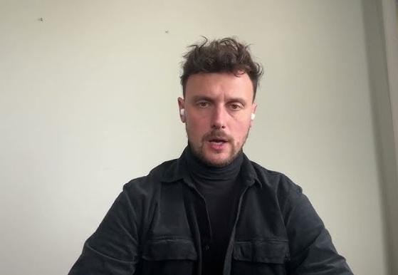 Neurochirurg Łukasz Grabarczyk podczas operacji mózgu w nowoczesnej sali operacyjnej.