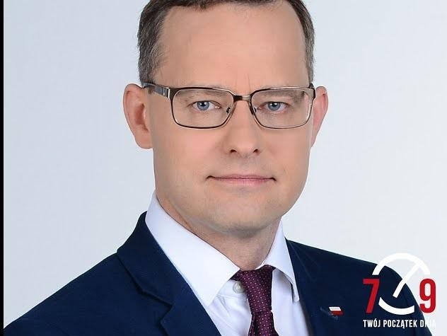 Marcin Romanowski podczas wystąpienia w Sejmie, symbolizującego jego aktywną karierę polityczną i zaangażowanie w życie parlamentarne.