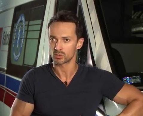 Rafał Cieszyński uśmiechnięty, z subtelnym tłem nawiązującym do zdrowego stylu życia, symbolizujący jego aktywność na Instagramie i promowanie dobrostanu.