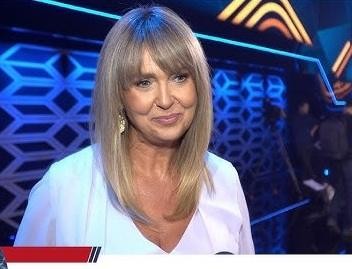 Ewa Wachowicz w stroju sportowym, podczas wspinaczki górskiej, symbolizująca jej aktywny tryb życia.