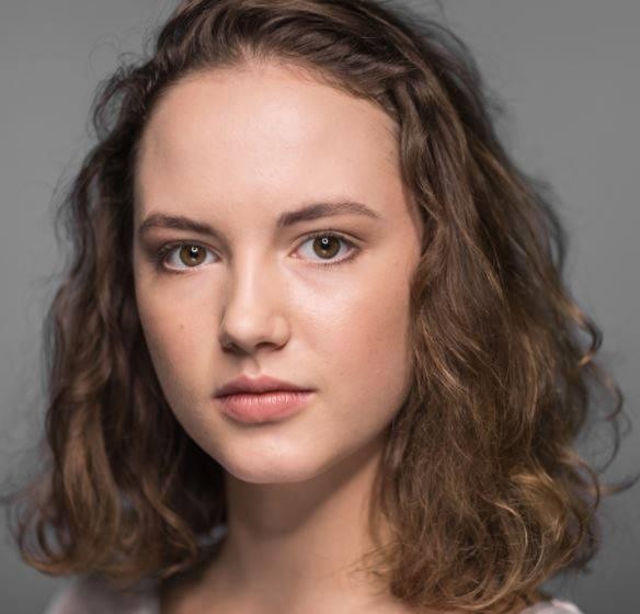 Martyna Byczkowska na planie filmowym, w trakcie pracy nad rolą, ukazująca zaangażowanie i profesjonalizm aktorski.