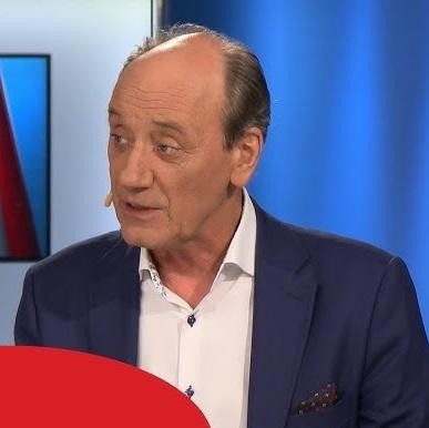 Dariusz Szpakowski z żoną Grażyną Strachotą i córkami Julią i Gabrielą w domowym otoczeniu.