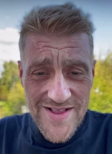 Tomasz Jakubiak, kucharz, skupiony podczas przygotowywania potrawy w profesjonalnej kuchni.
