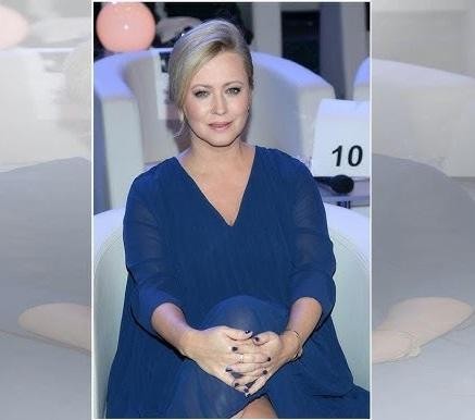 Agnieszka Wagner w zamyśleniu, z subtelnym nawiązaniem do jej zainteresowań artystycznych lub edukacji, z miękkim, niewyraźnym tłem.