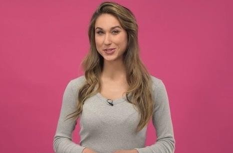 Alt: Ida Nowakowska w studiu telewizyjnym, elegancko ubrana, w tle scena lub panel jurorski, oddająca profesjonalizm i energię prezenterki.