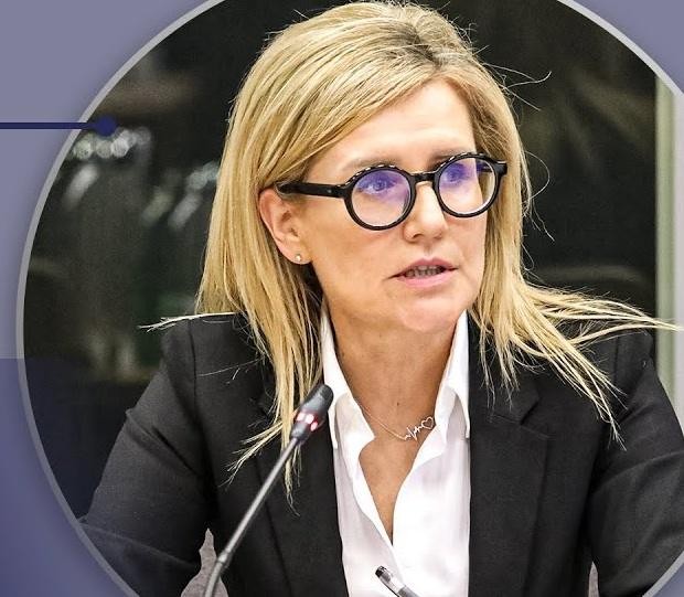 Ewa Wrzosek przemawiająca publicznie, symbolizująca walkę o niezależność prokuratury.