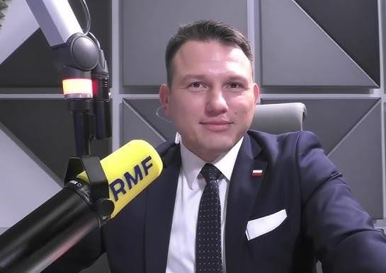 Sławomir Mentzen podczas spotkania z wyborcami, uśmiechnięty i otwarty.
