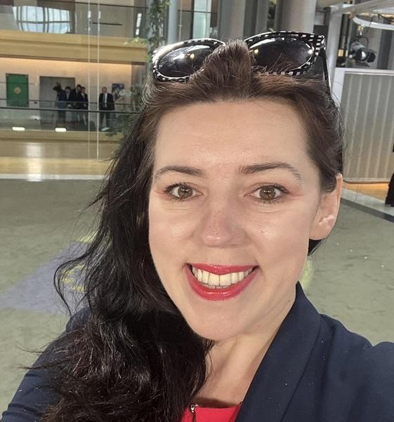 Dominika Ćosić w dynamicznej scenie dziennikarskiej w Brukseli, oddającej jej profesjonalizm i zaangażowanie.