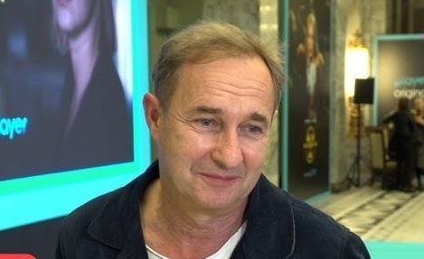 Marek Kalita z żoną Aleksandrą Popławską i córkami Natalią i Antoniną w ciepłym, rodzinnym ujęciu, prawdopodobnie w ich domu w Puszczy Kampinoskiej.