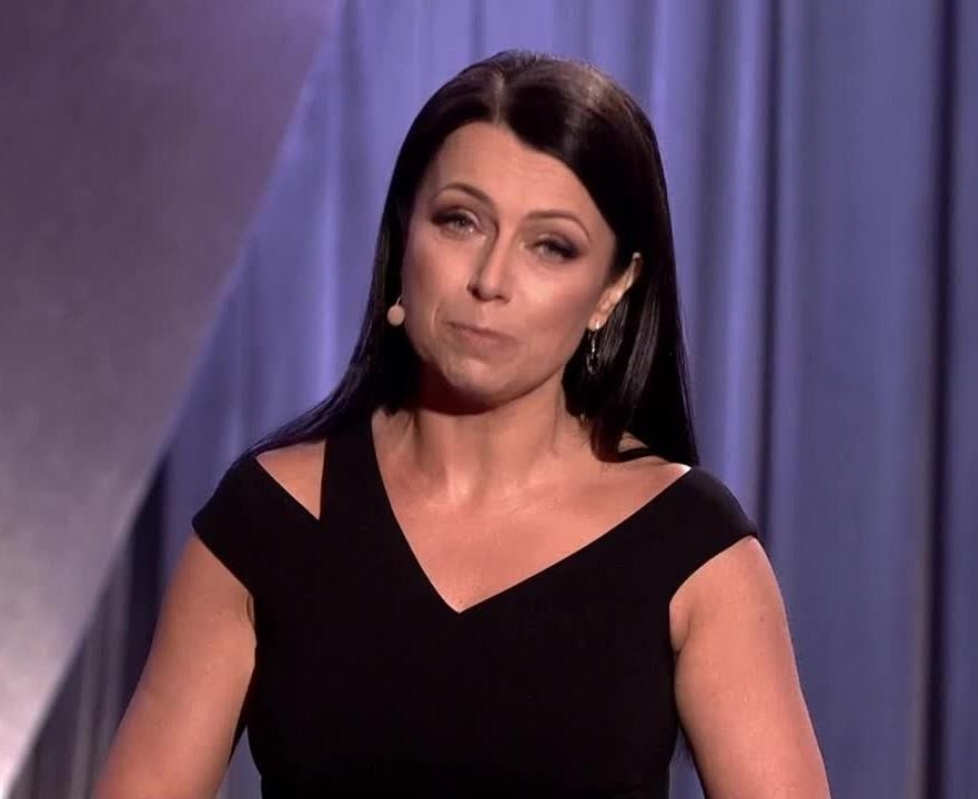 Adrianna Borek jako Krystyna z Kabaretu Nowaki na scenie, podczas występu, z charakterystyczną dla siebie mimiką i gestykulacją, w otoczeniu pozostałych członków kabaretu.