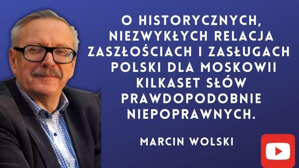 Marcin Wolski w dynamicznej pozie, symbolizującej jego rolę satyryka i pisarza, na tle abstrakcyjnych fal dźwiękowych i tekstów, z inteligentnym spojrzeniem.