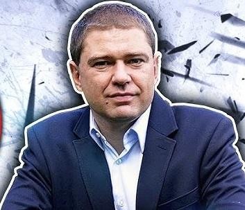 Piotr Szumlewicz przemawia publicznie, aktywnie angażując się w działalność społeczną.
