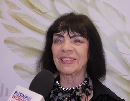 Uroczy salon, sugerujący miejsce zamieszkania znanej polskiej piosenkarki po latach kariery.