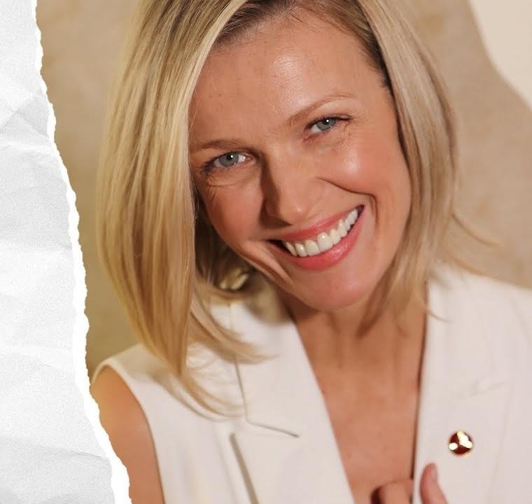 Magda Mołek w studiu telewizyjnym, uśmiechnięta i profesjonalna, w trakcie prowadzenia programu.