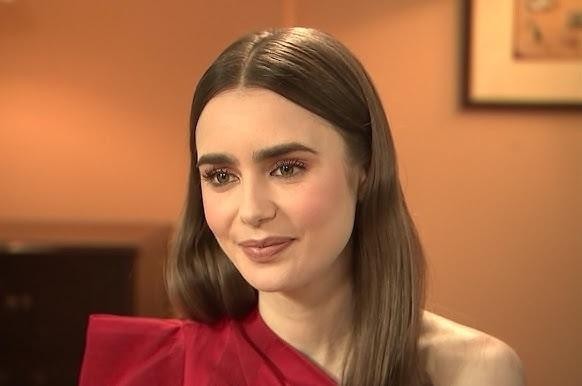 Lily Collins trzymająca swoją książkę