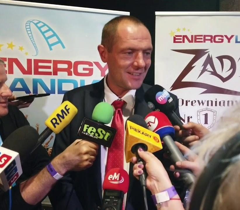 Dynamiczne ujęcie samochodu rajdowego SSV Energylandia Rally Team w akcji, symbolizujące osiągnięcia rajdowe Marka Goczała.