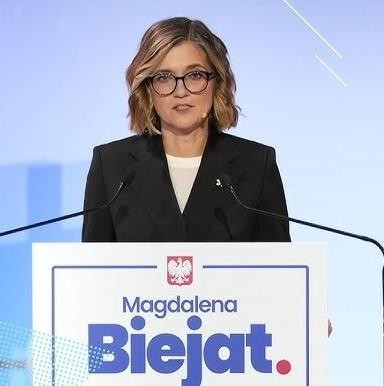 Magdalena Biejat podczas wystąpienia publicznego, symbolizująca jej zaangażowanie w sprawy społeczne i polityczne.