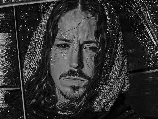 Michał Szpak podczas dynamicznego występu na scenie, w charakterystycznym stroju i z rozwianymi włosami, otoczony efektami świetlnymi.