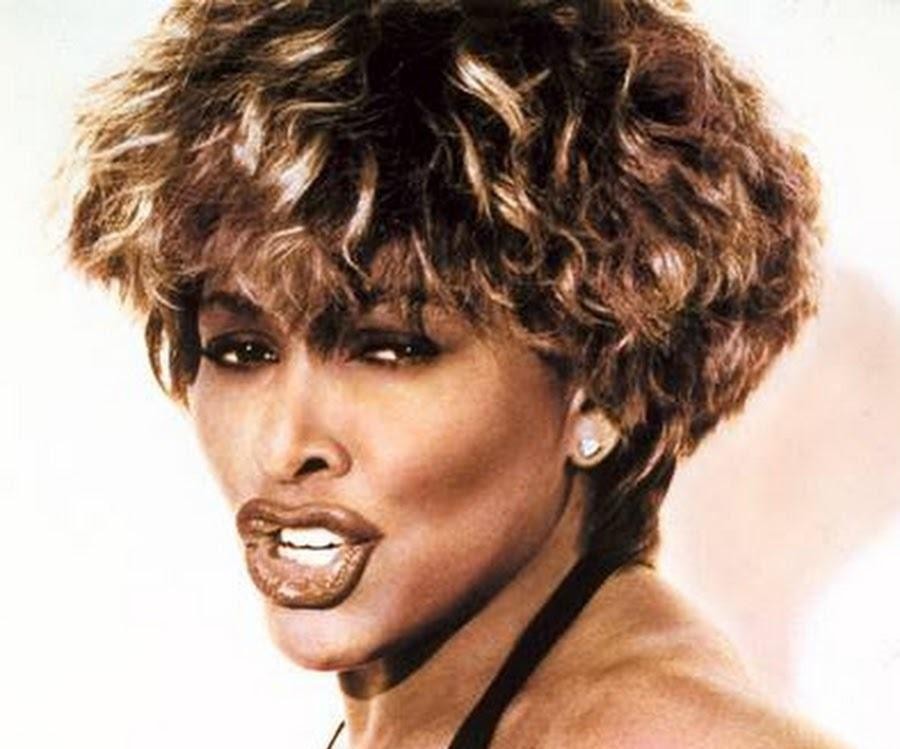 Tina Turner w starszym wieku, zrelaksowana w swojej szwajcarskiej rezydencji, z widokiem na jezioro, symbolizująca spokój po latach kariery.