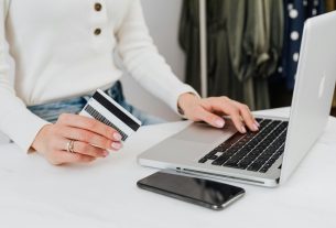 Rachunek z debetem – kiedy warto z niego korzystać i jakie są związane z nim koszty