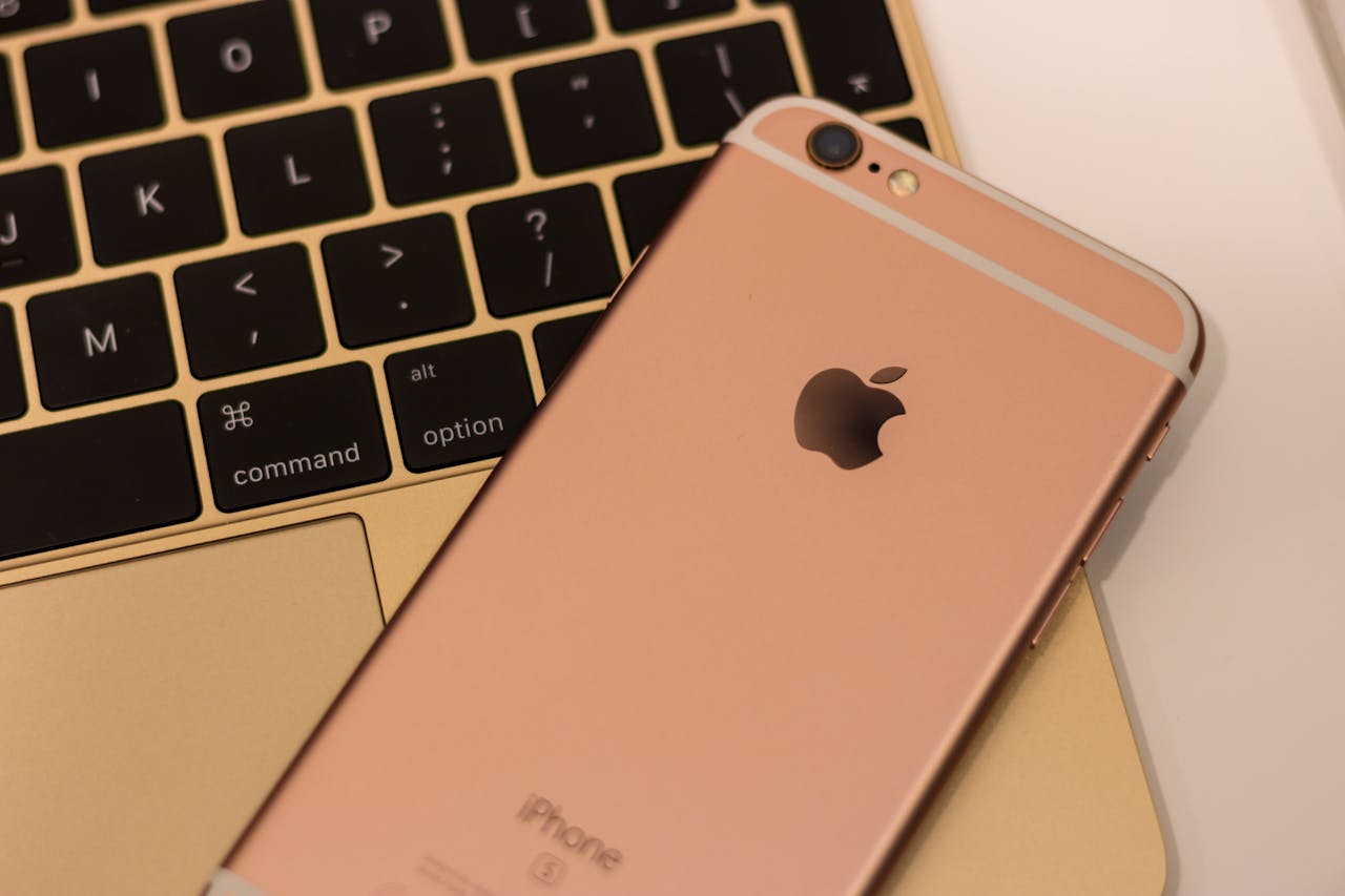 Tańszy iPhone bez ryzyka? Coraz więcej osób wybiera wersje odnowione